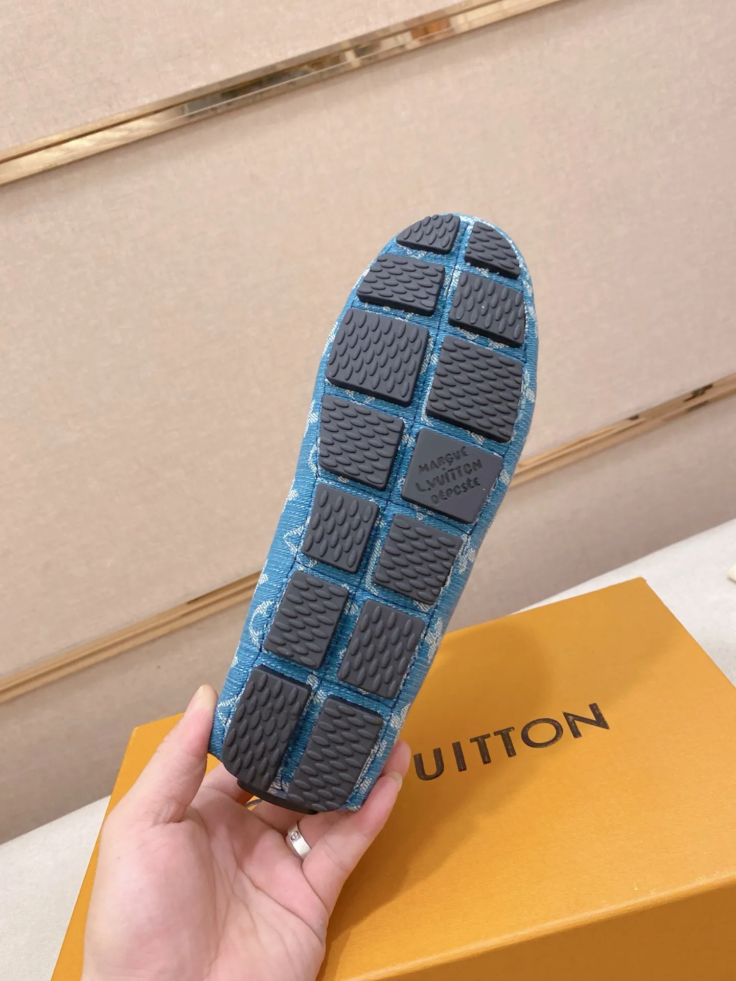 Factory price: 500💰High-end quality! LV 🆕🆕Exclusive hot-selling products in stock🔥🔥New products on the shelves, high-quality Ferragamo men's pea shoes, high-end casual driving shoes, with complete packaging! 💪 💪 Material: Imported official website one-to-one fabric 🐂 + Imported high-quality buffalo leather lining + wear-resistant outsole 👍🏻👍🏻 Features: High-end and comfortable, purely handmade 🚀 🚀 Create the perfect shoes that suit you best 🔥 🔥 Size: (38-44) 45 standard size can be customized!